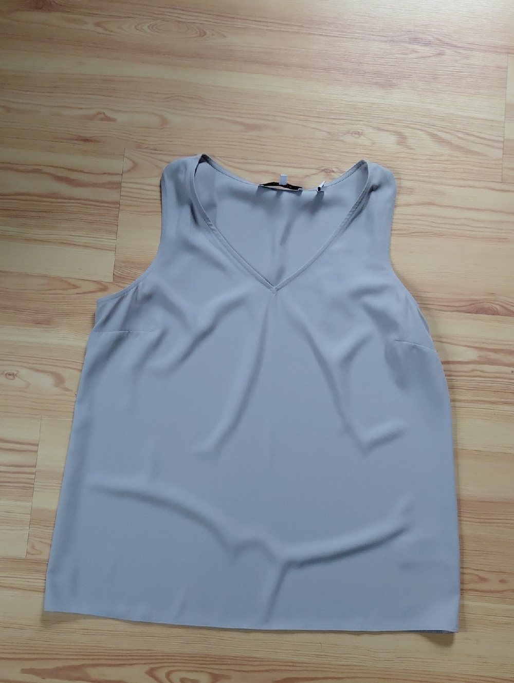 Lark & Ro Sleeveless V-Neck Camisole in Light Gray